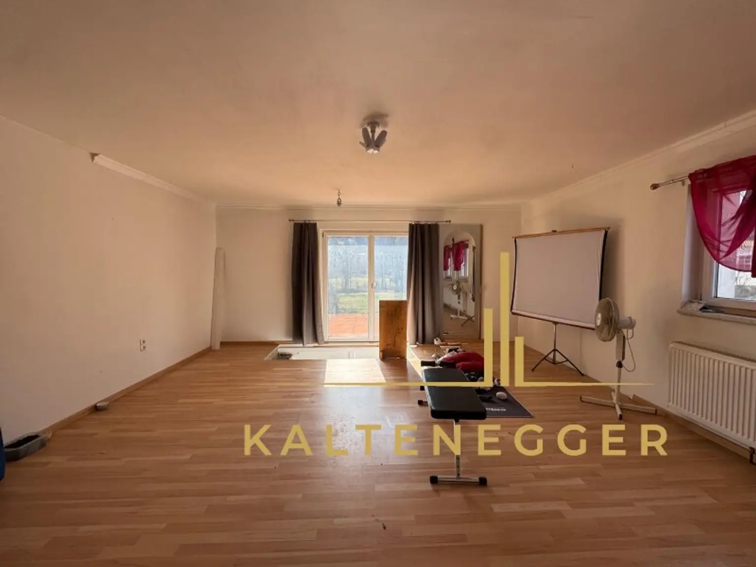 Sonnenbeschienenes Grundstück mit Blick auf die Hohe Wand - ein ländliches Mehrfamilienhaus und ein Einfamilienhaus