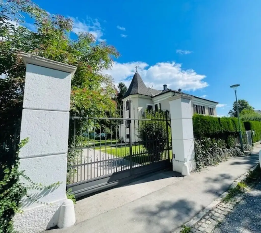 Traumwohnung in historischer Villa!