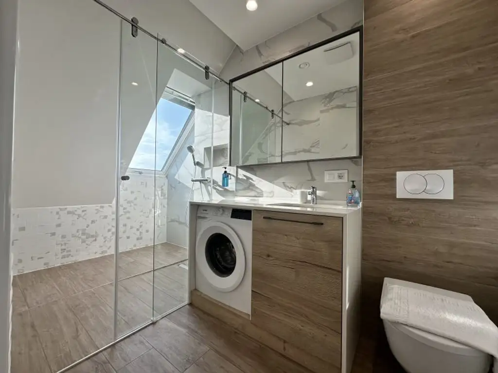 MÖBLIERTE WOHNUNG MIT BALKON - MODERNSTE AUSSTATTUNG