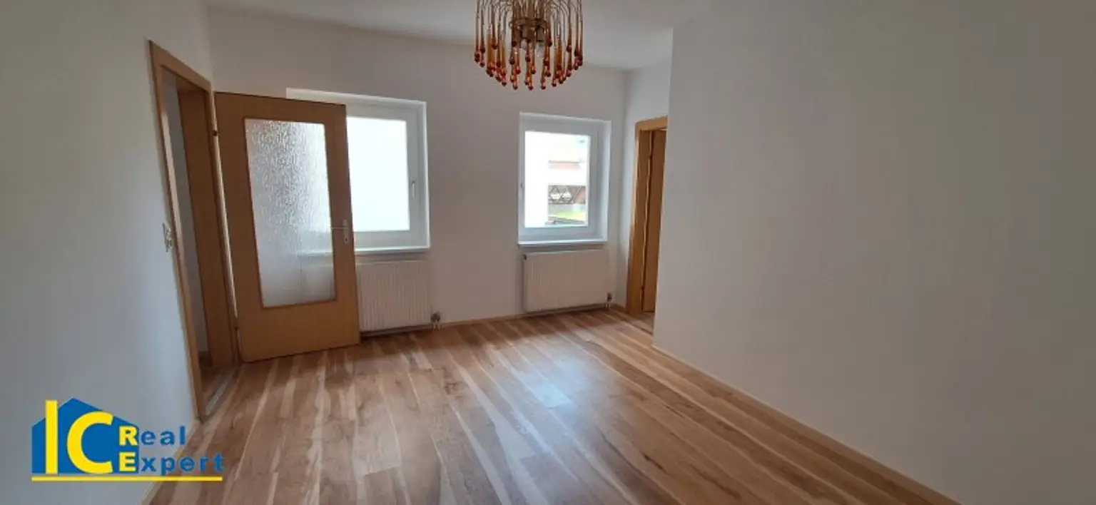 Wohn-Essbereich mit Zugang zum Schlafzimmer