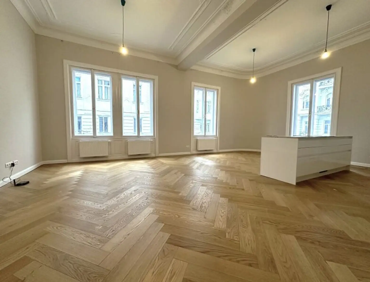 MÖLLWALDPLATZ, U1-NÄHE, 124 m2 ALTBAU, Wohnküche, 2 Zimmer, klimatisiert, 2 Bäder, Parketten, Loggia, 1. Liftstock, provisionsfrei