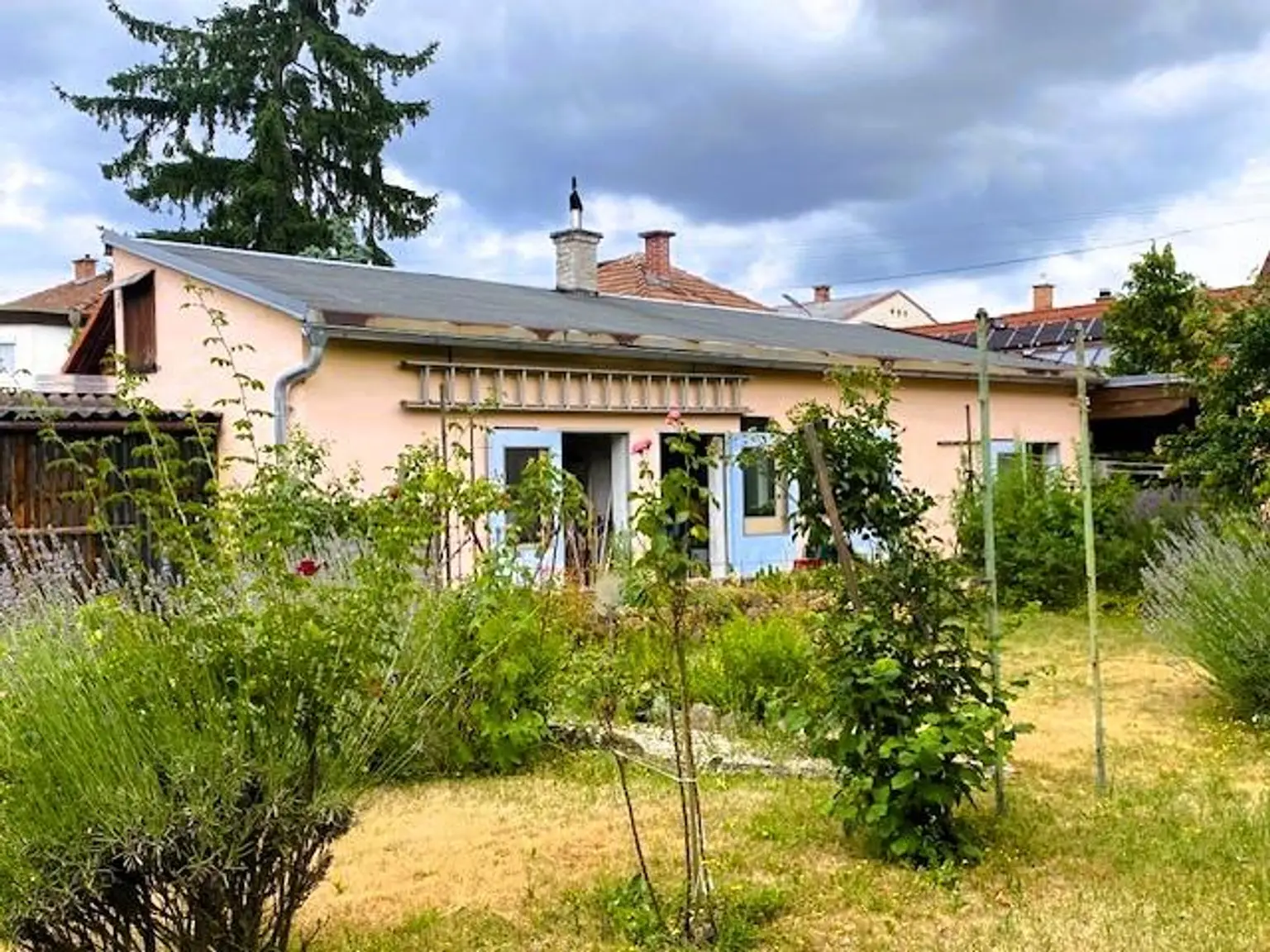 Familienwohnsitz inkl Baulandreserve! Grünoase mit Nebengebäude!