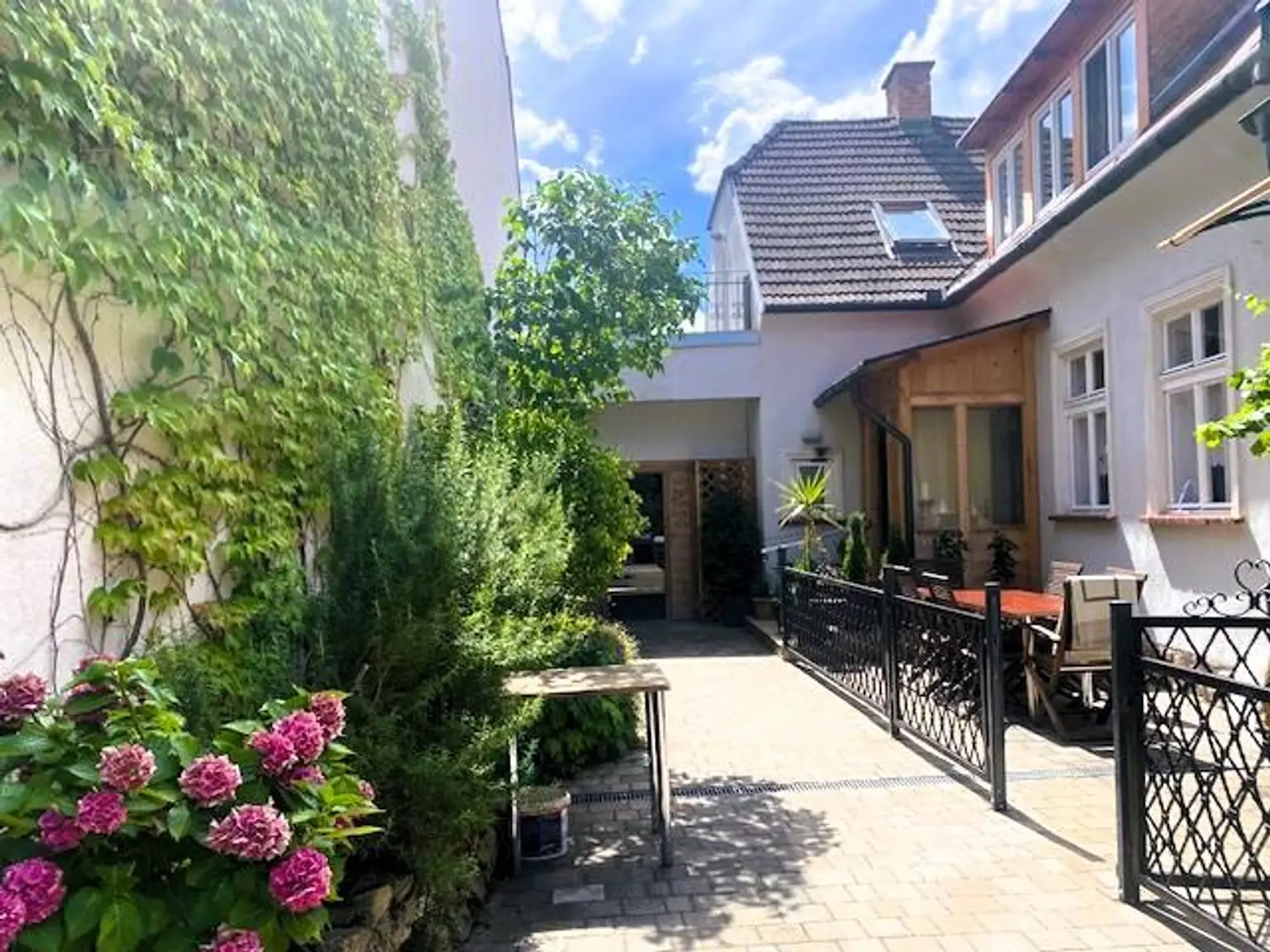 Ländliche Eleganz neu interpretiert – Streckhof mit zwei Wohneinheiten, Arkadenflair & Pooloase!