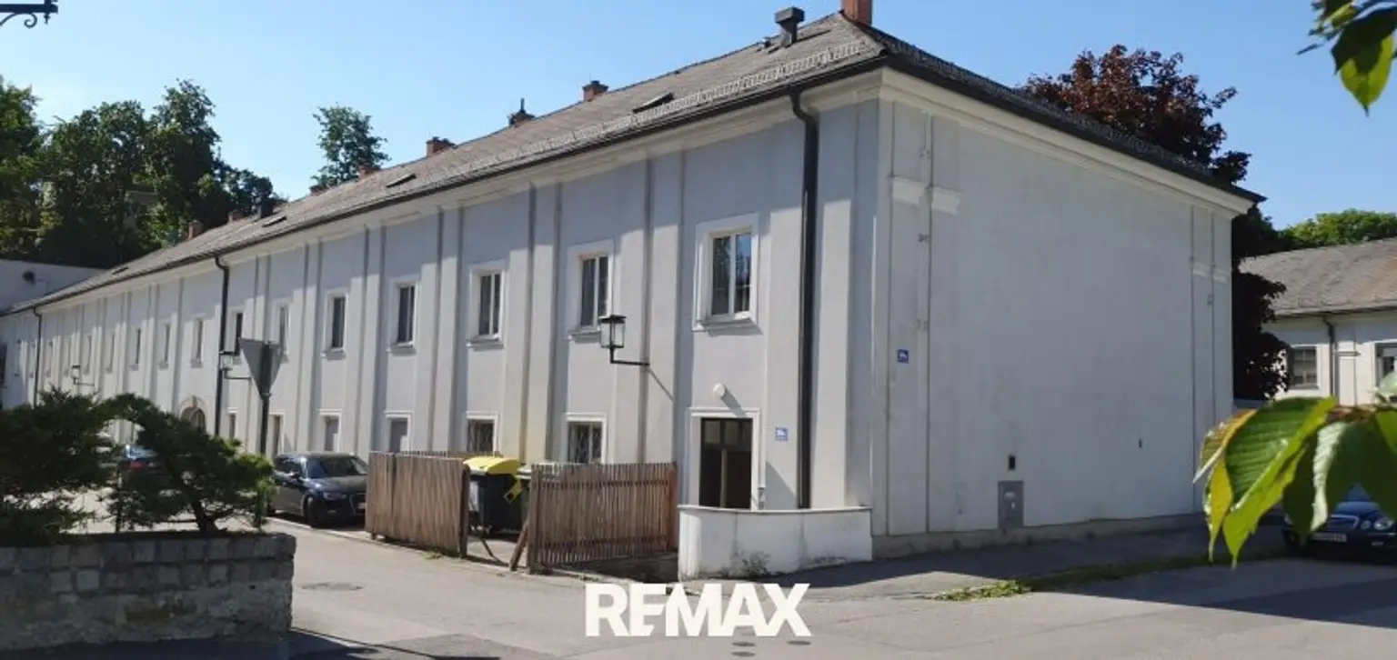 Hausansicht mit Parkplatz vor dem Haus