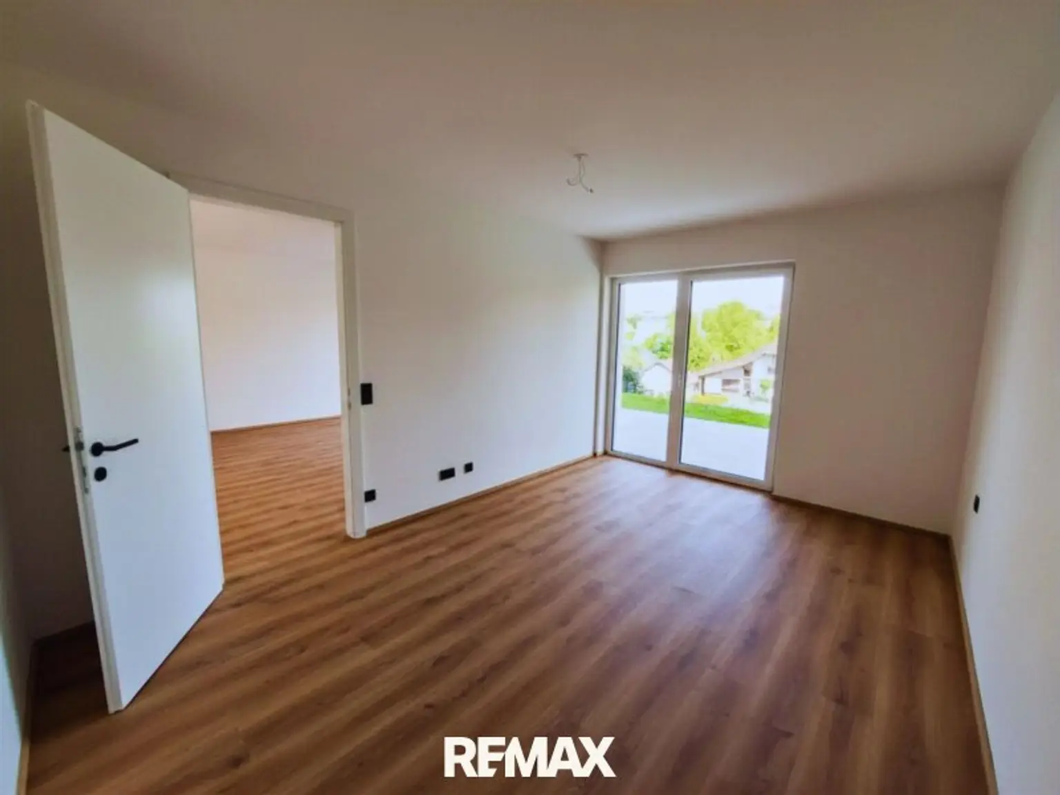 Erstbezug -Gartenwohnung! 3 Zimmer mit 2 Balkonen & großem Privatgarten