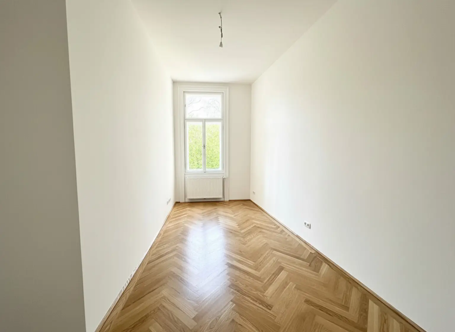 ERSTBEZUG NACH GENERALSANIERUNG: Einzigartige helle Altbauwohnung mit Stuckdecken in ruhiger Lage und einem kleinen Balkon