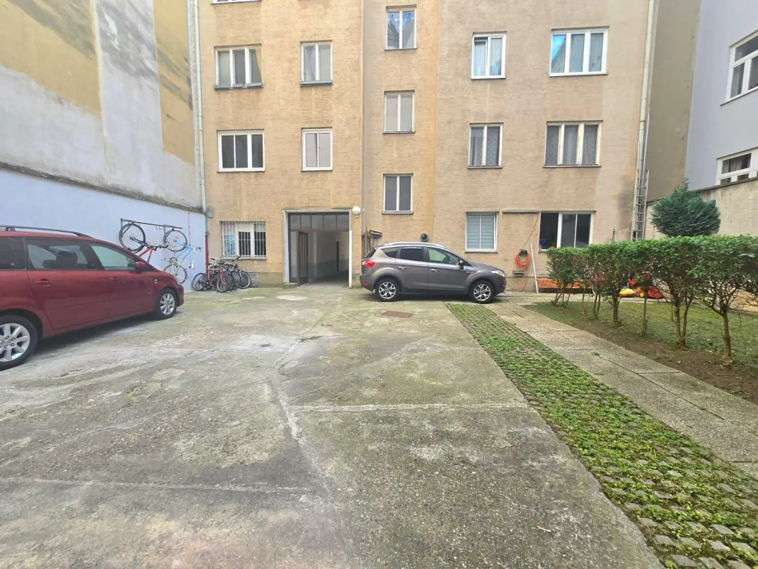 12 Innenhof