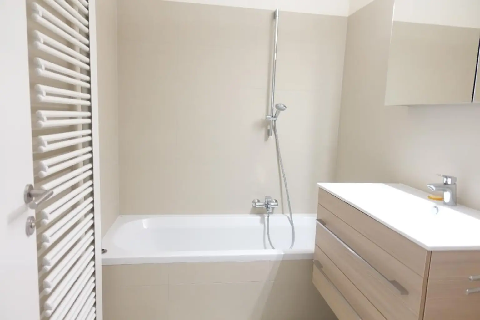 DG-Wohnung mit Traumaustattung 67m² Terrassenfläche - Grenze 1. Bezirk!!!