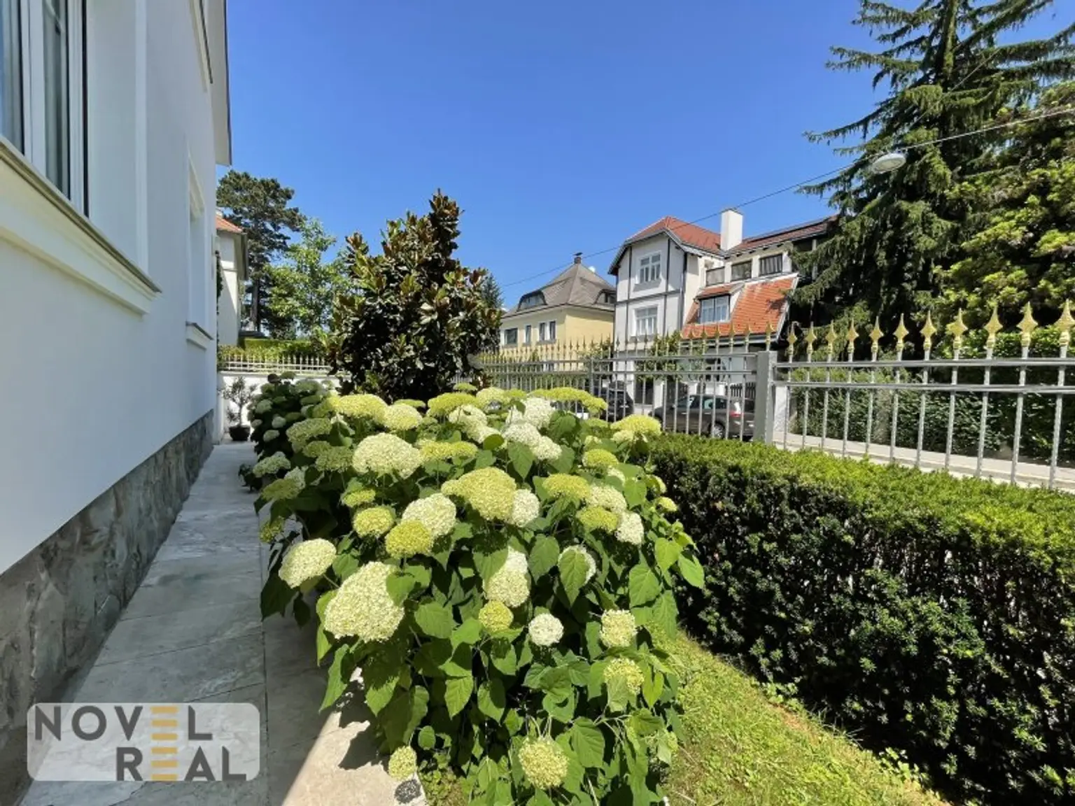 Exklusive Villa mit privatem Pool und idyllischem Garten in Toplage von Wien-Hietzing!