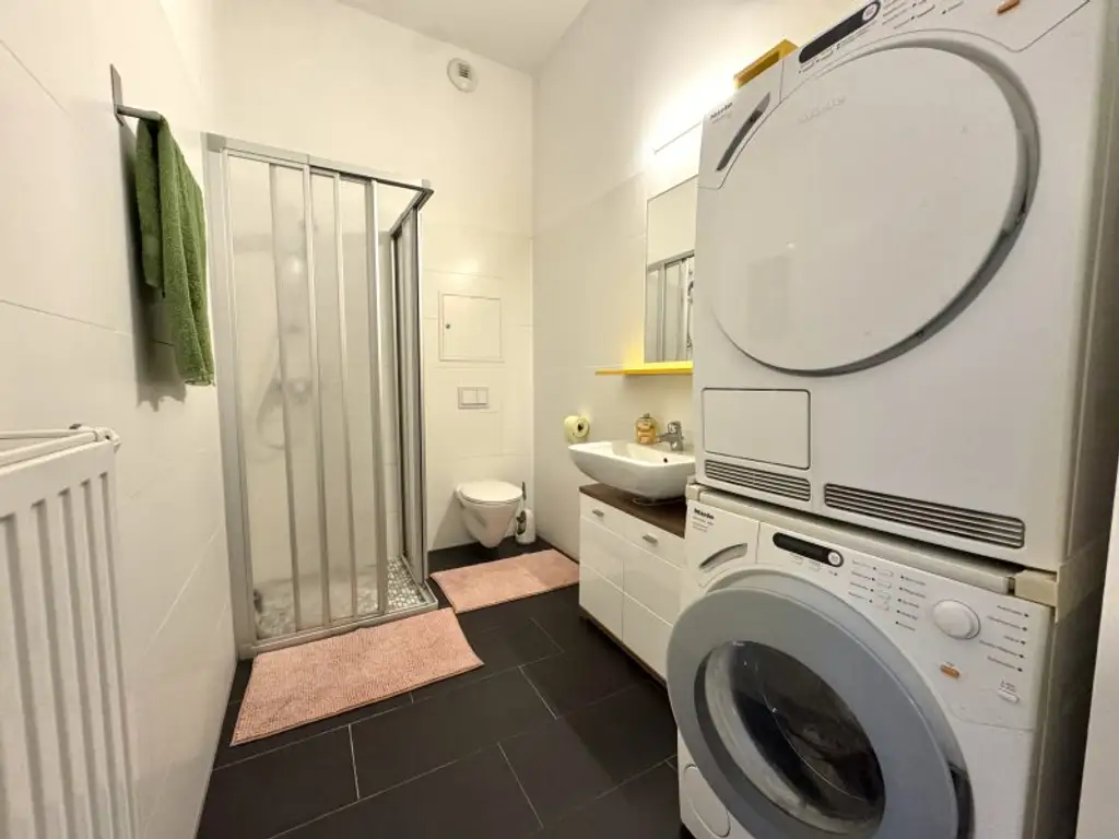 Luftiges Raumgefühl dank 3 Meter hohen Decken - Hofseitig mit Terrasse