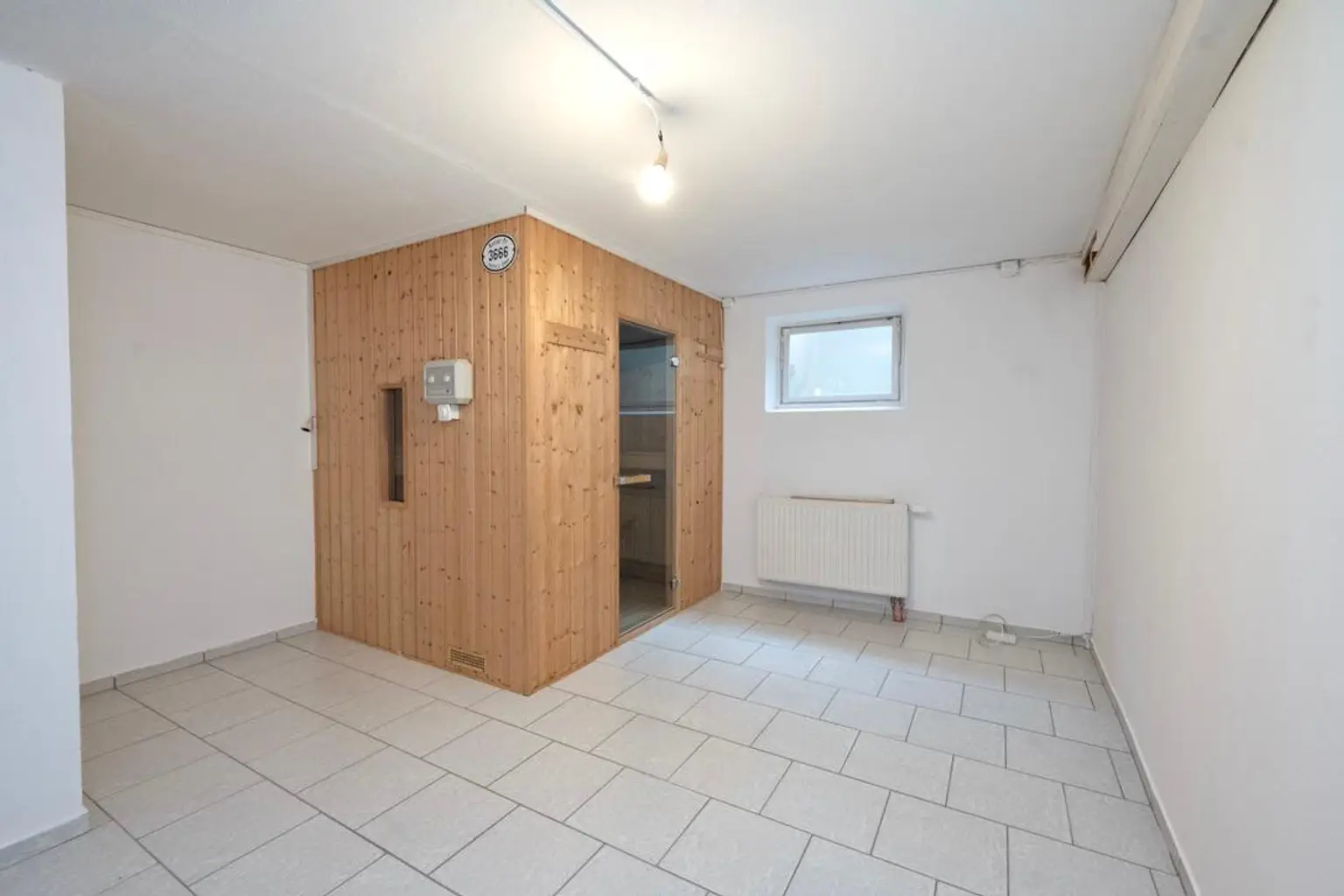 Kellerraum mit Blick zur Sauna (KG)