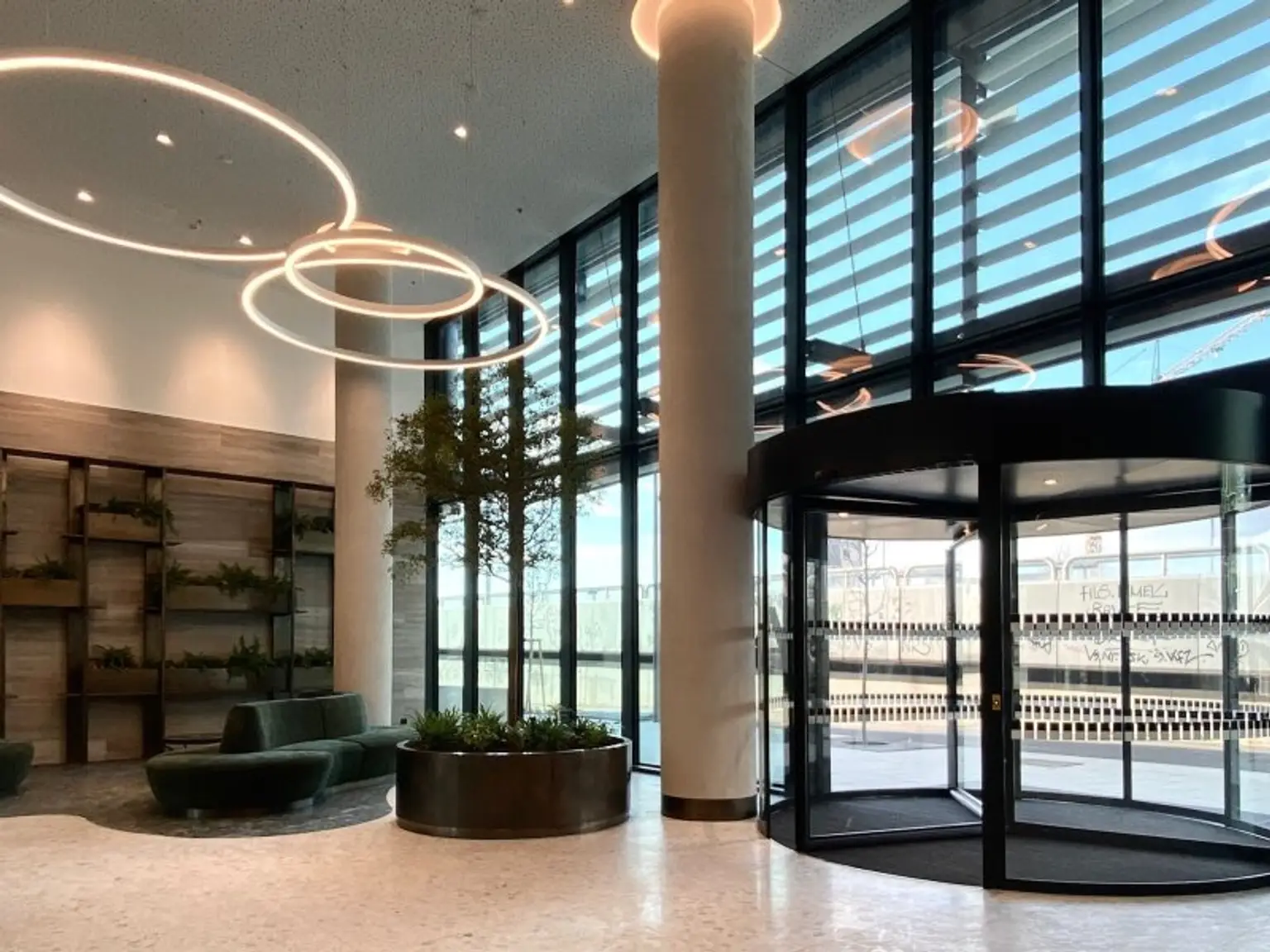 LUXURIÖSE 3-ZIMMER-WOHNUNG MIT 2 BÄDERN, GARAGENPLATZ UND ATEMBERAUBENDEM PANORAMABLICK
