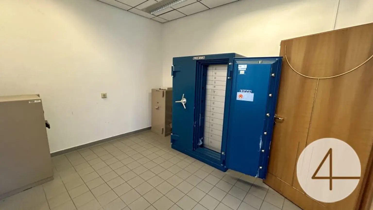 Ehemalige Raiffeisenbank in Strasshof Großzügiges Büro/Praxis – Top Angebot!