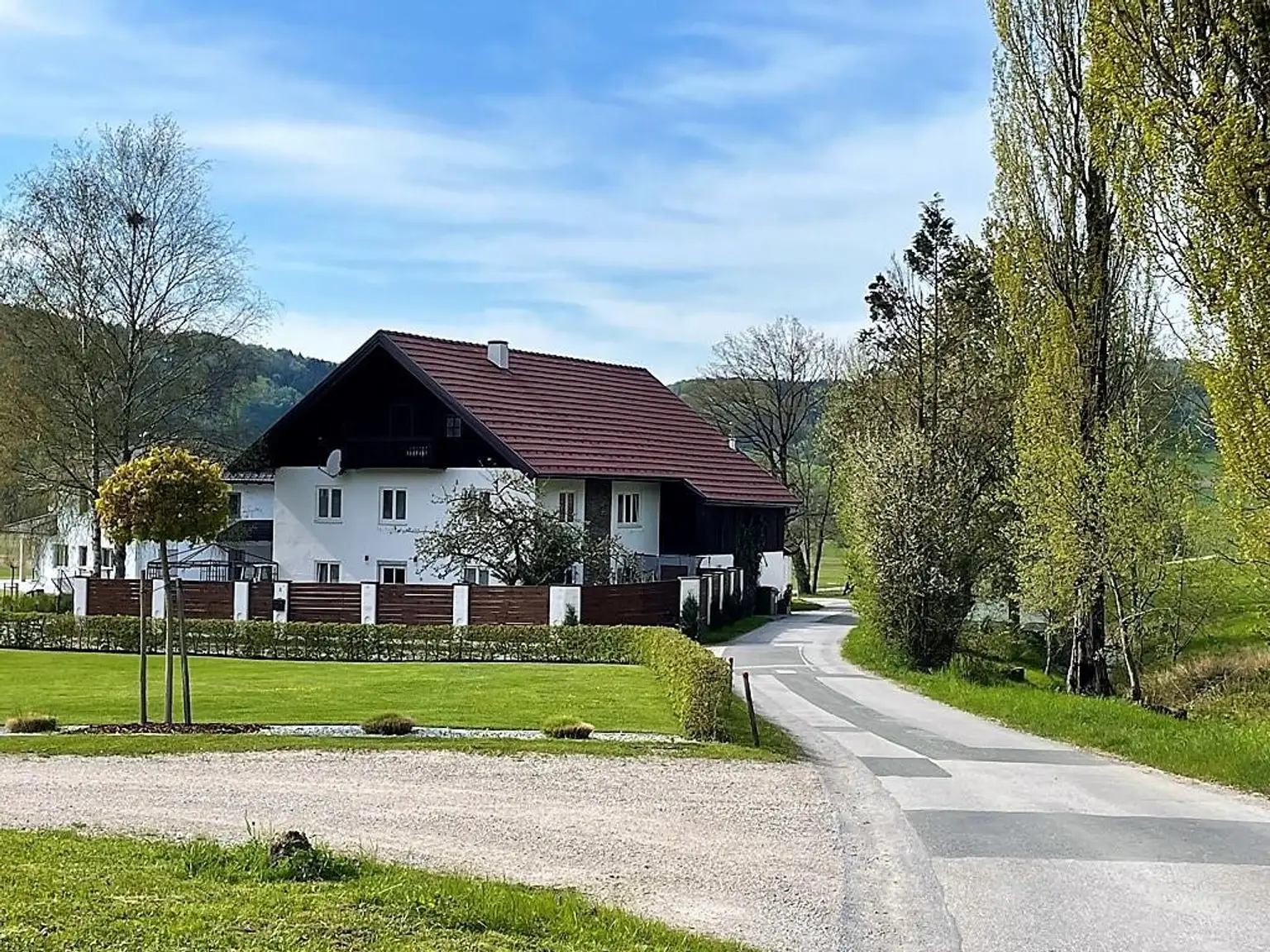 Bauernhaus mit Nebengebäude und Feldern in Durchham