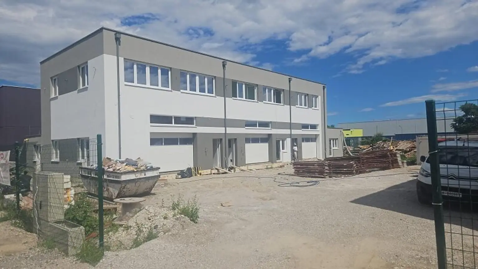 1A Gewerbebetrieb mit Halle und Büroräumen: Erstbezug mit Top-Ausstattung!