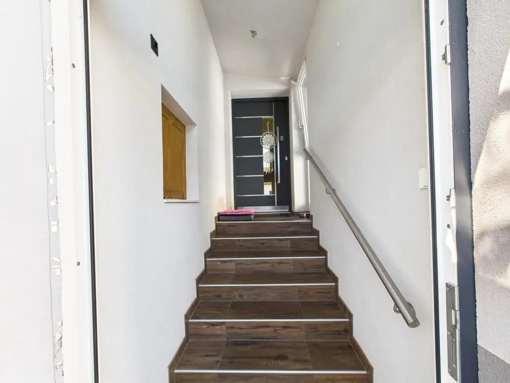Vollkomfort Einfamilienhaus mit Pool, Sonnenterrasse und großem Garten
