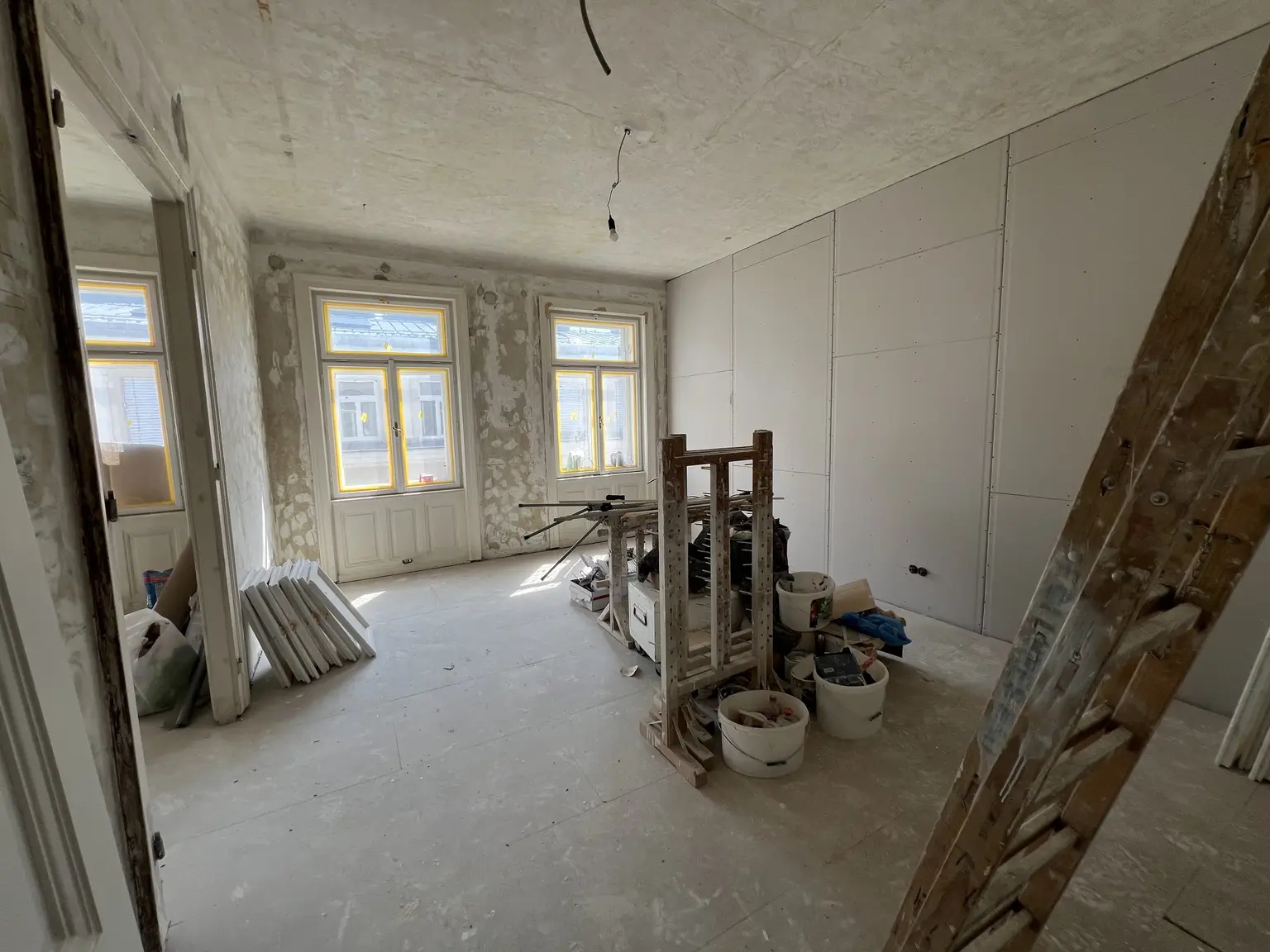 UNBEFRISTET NACH GENERALSANIERUNG: Wohnen in Bestlage in einer klimatisierten 3-Zimmer Altbauwohnung