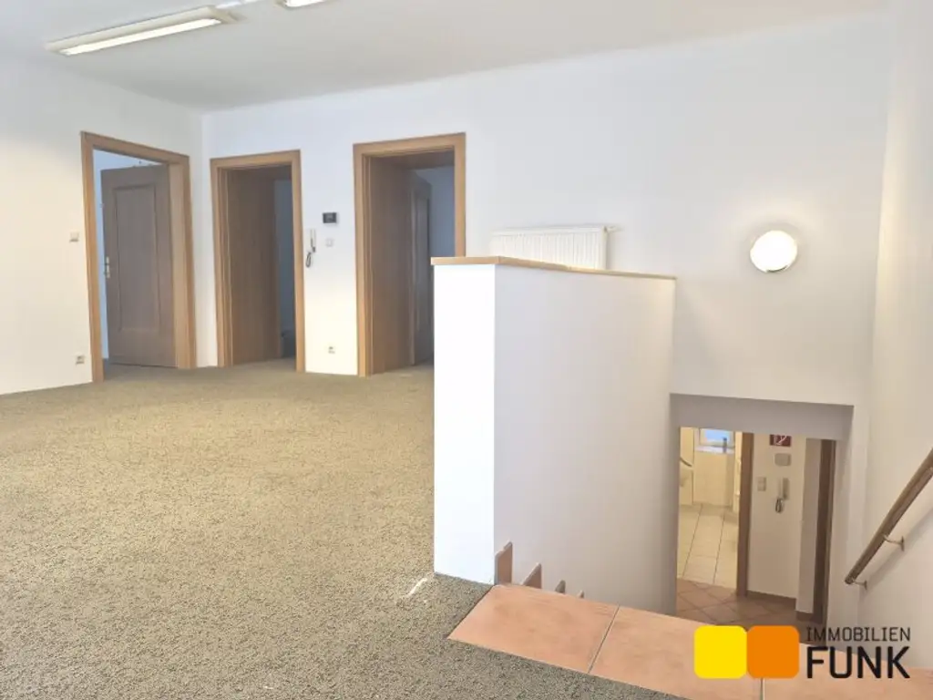 Attraktives Büro mit eigener Garage und zusätzlicher Lagerfläche