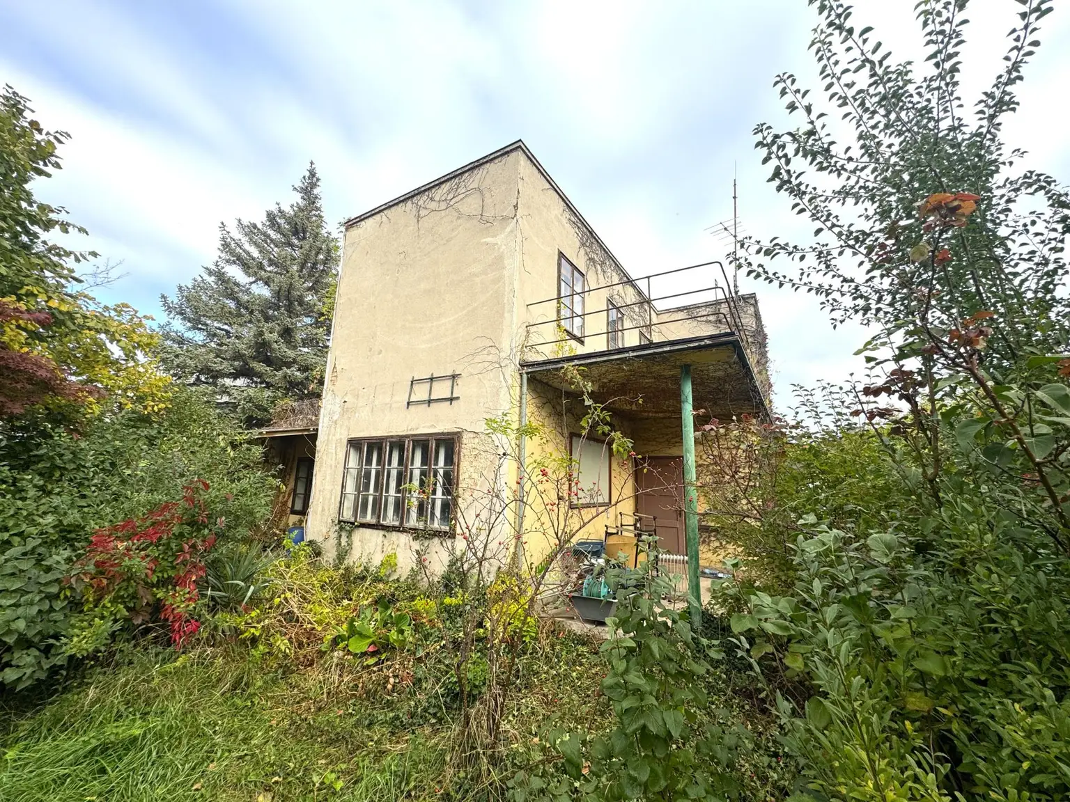 Sanierungsbedürftiges Einfamilienhaus mit schönem Garten in zentraler Lage!