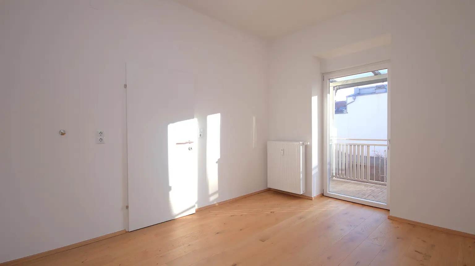 Großzügiges Zimmer mit Balkonzugang