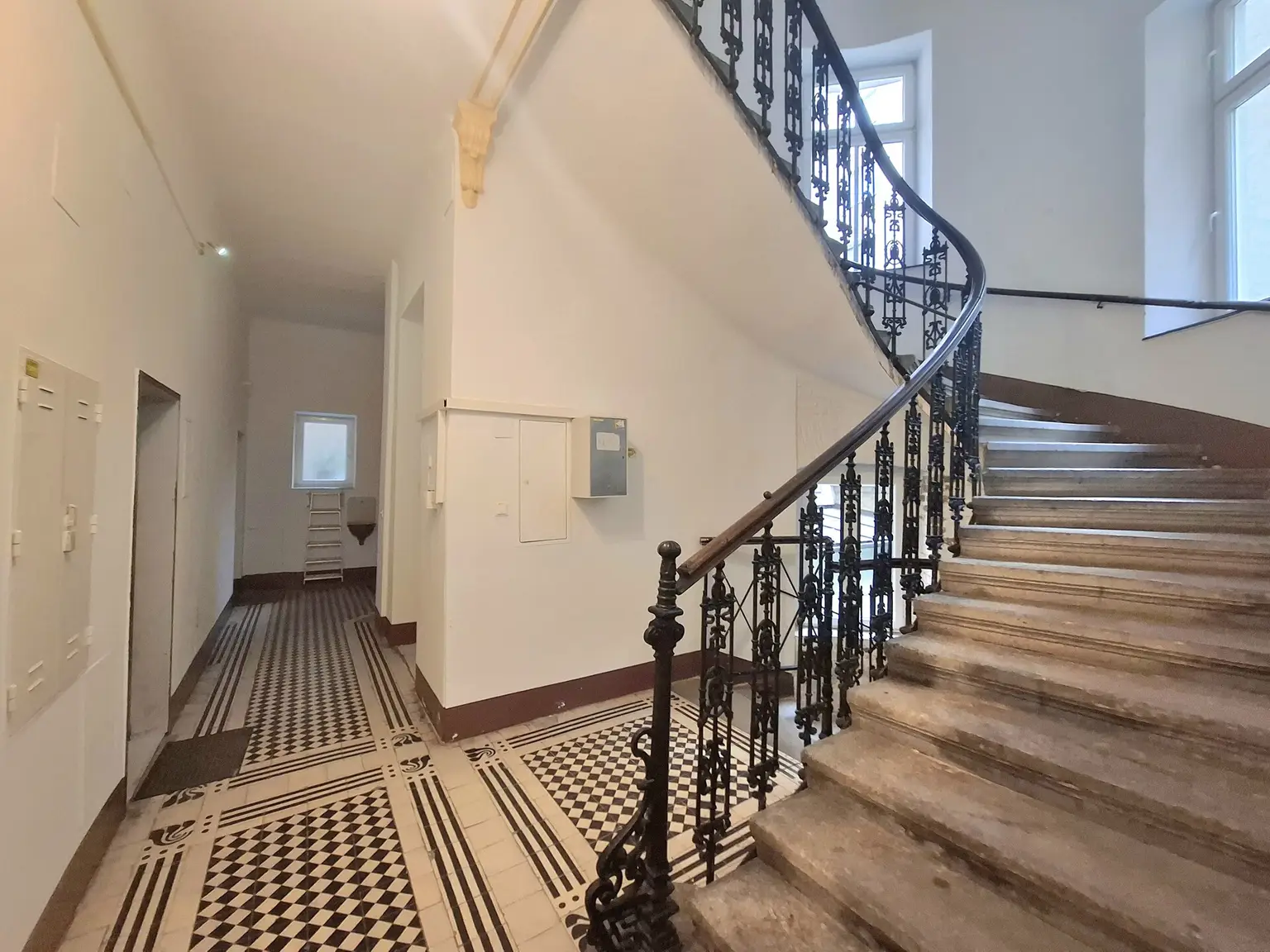 Top Lage!! Sanierungsbedürftige Altbauwohnung