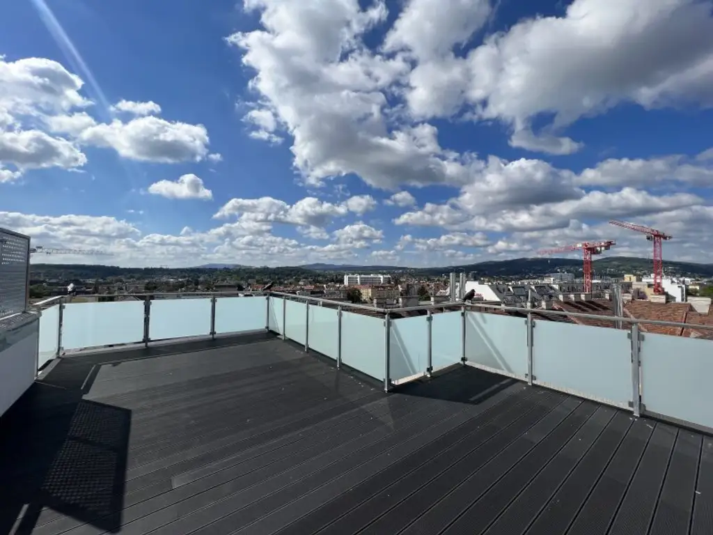 Wohnen mit Weitblick – stilvolle Dachgeschoßwohnung mit Balkon & Dachterrasse!