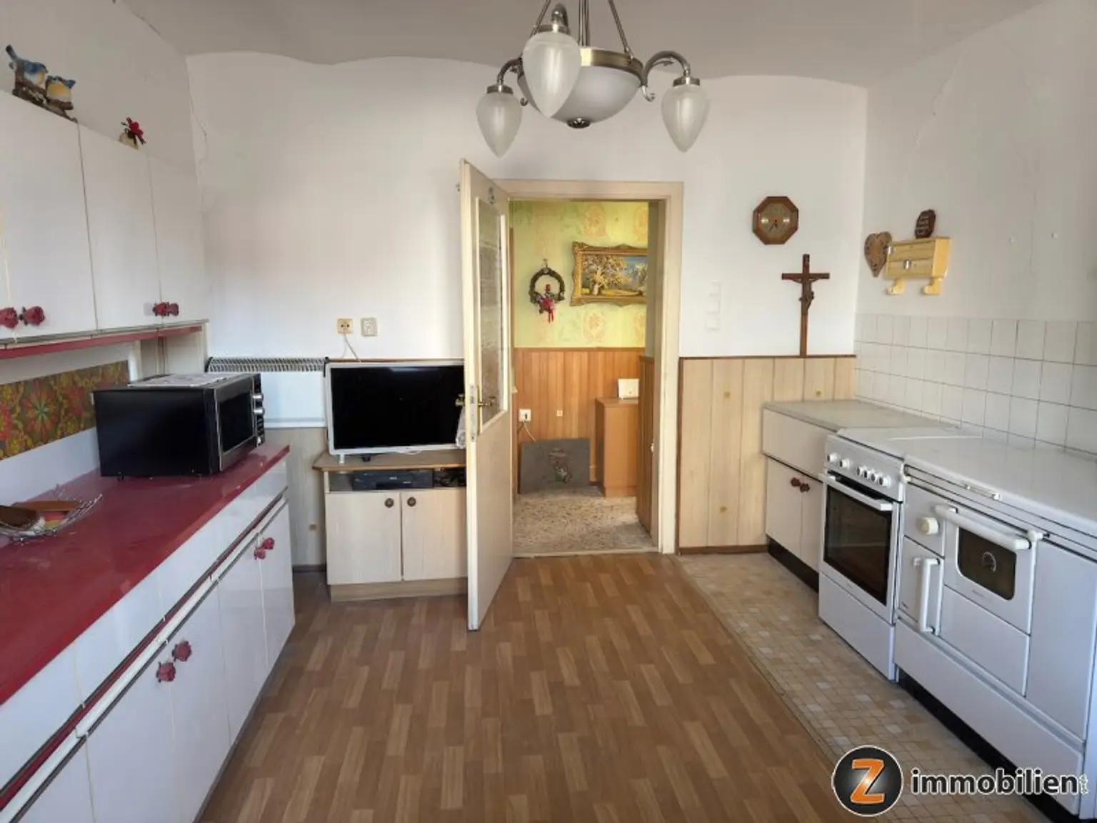 Sanierungsbedürftiges Haus mit Nebengebäuden