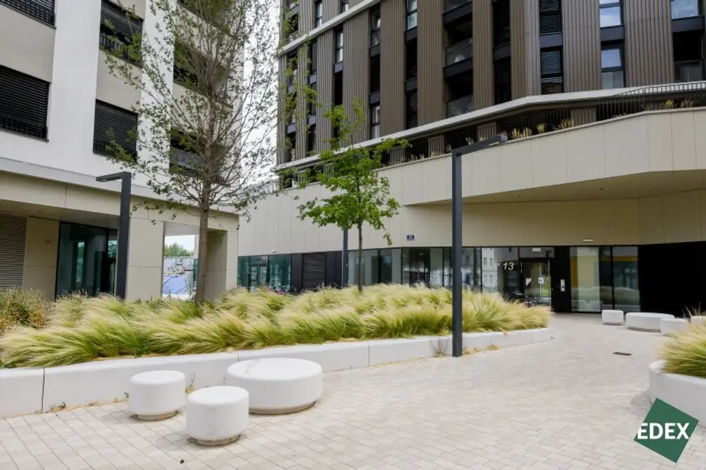 Erstbezug | Moderne Gewerbefläche mit hoher Sichtbarkeit und Terrasse auf zwei Etagen - unbefristet