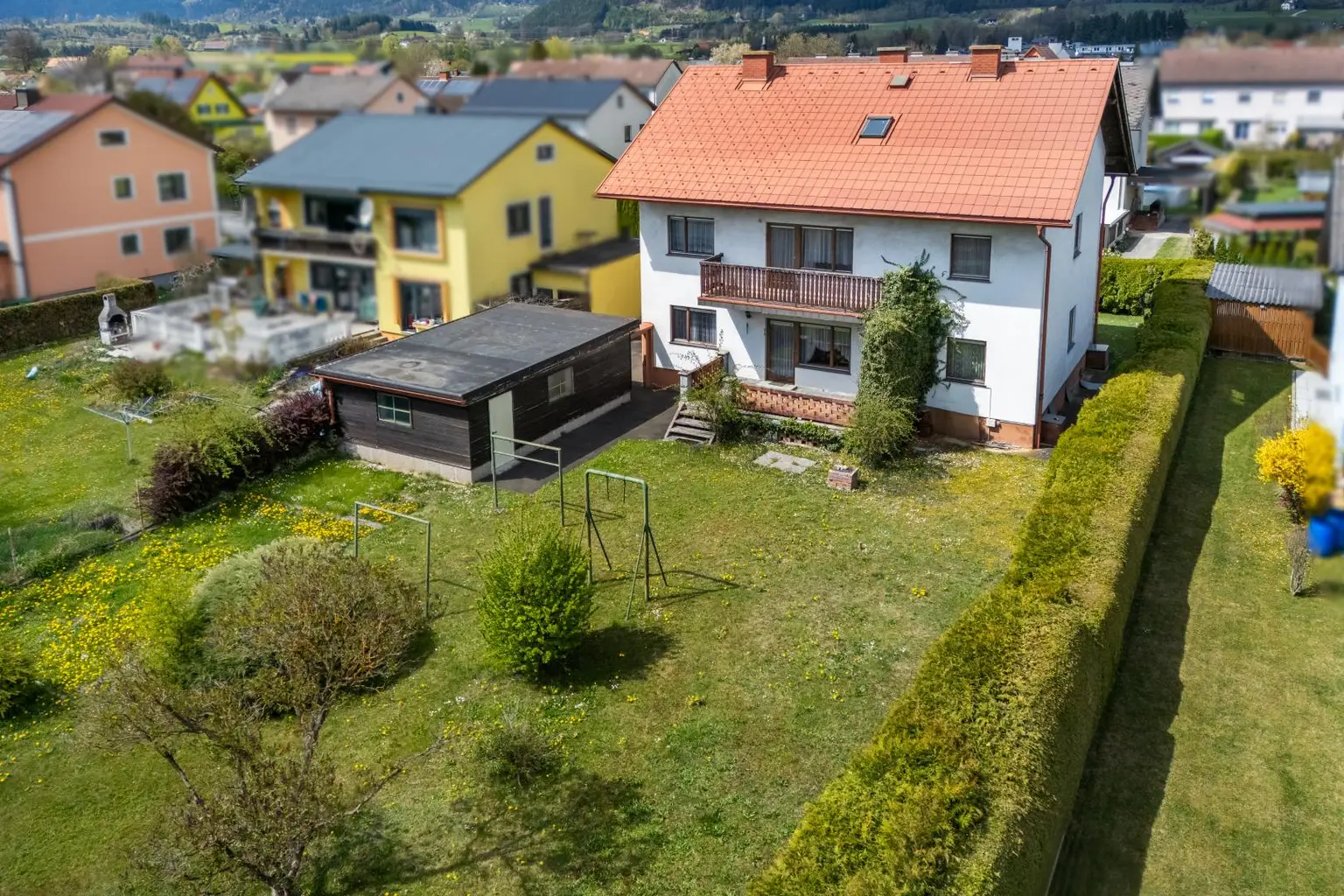 Hausansicht mit Garten