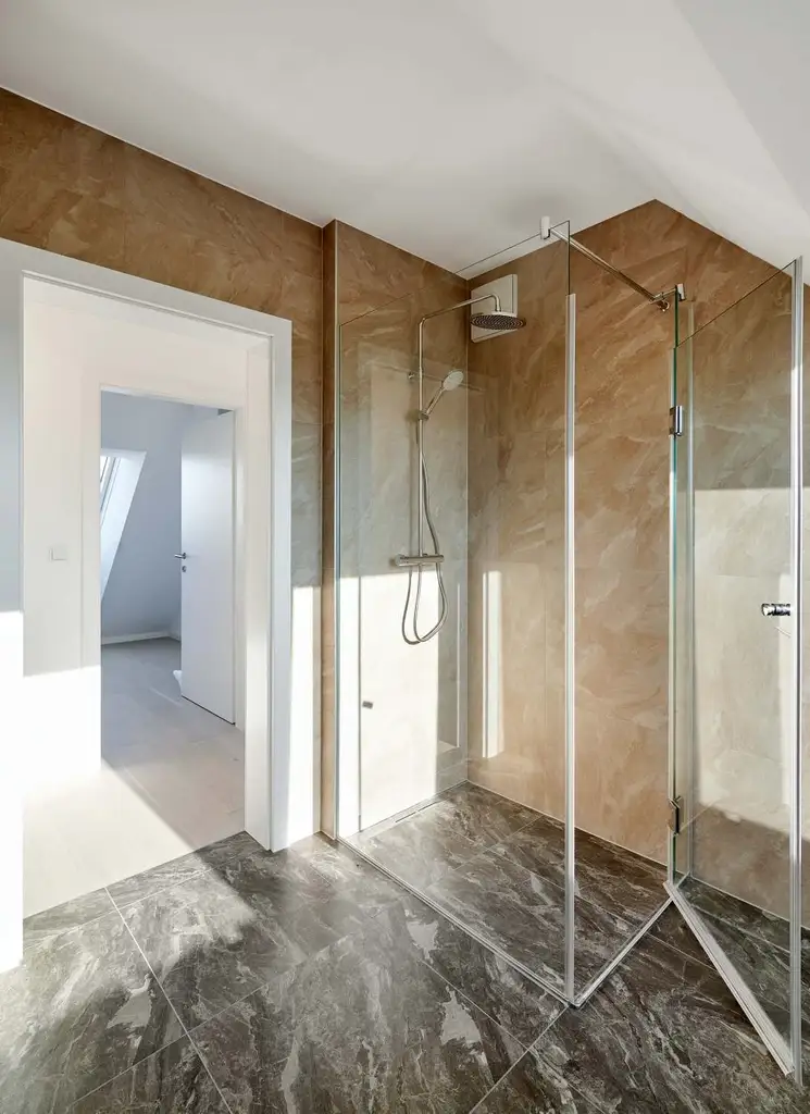 4-Zimmer-Dachgeschosswohnung mit Terrasse in idyllischer Grünlage 
nahe Donau - ERSTBEZUG!