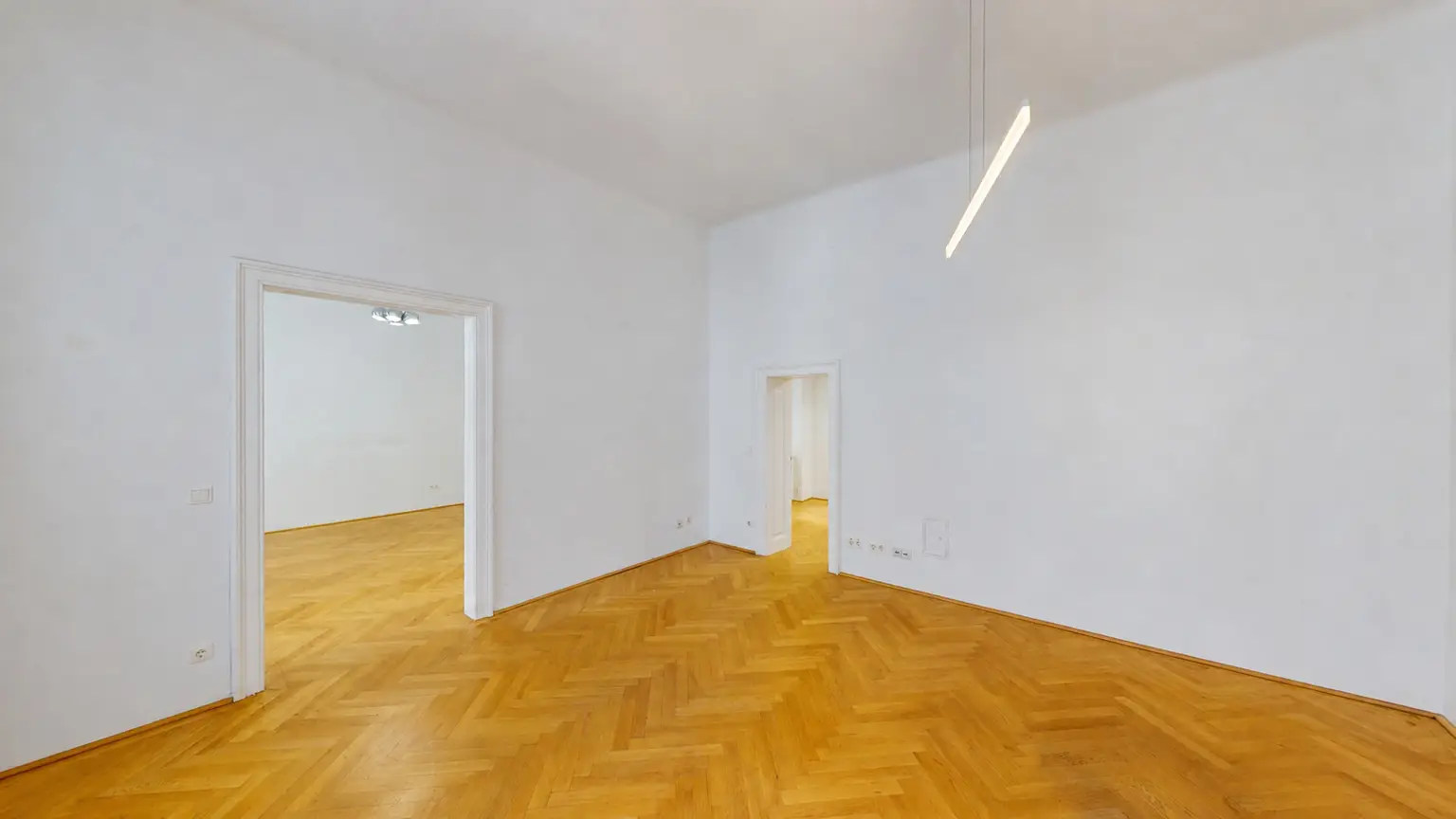 Altbau am Karlsplatz – geeignet als Wohnung oder Praxis