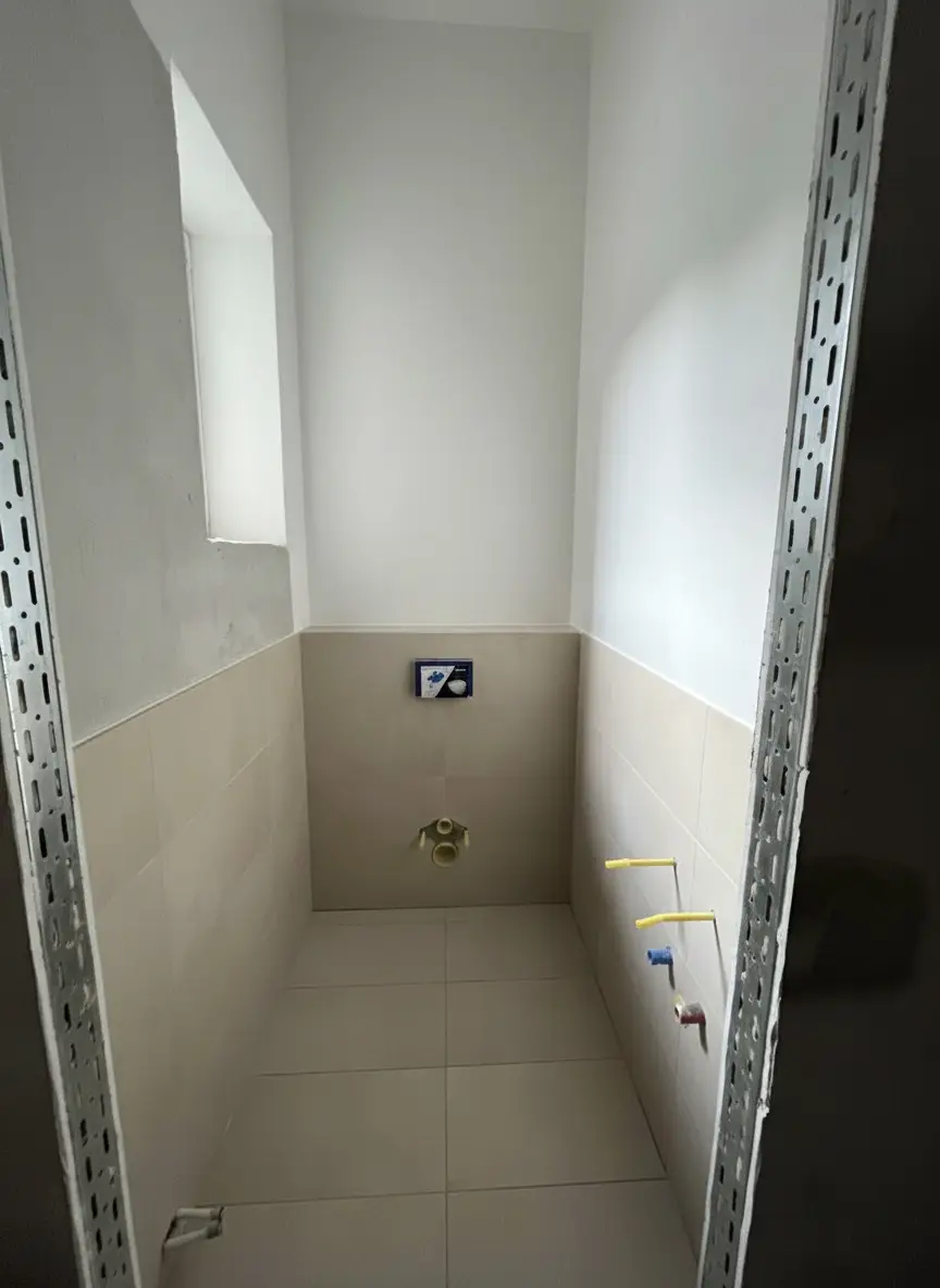 ERSTBEZUG NACH GENERALSANIERUNG: Erstklassige Altbauwohnung mit Stuckdecken in ruhiger Lage