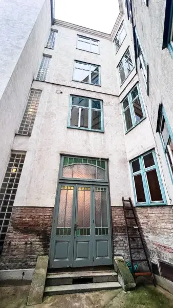 3-ZIMMER-ALTBAU MIT BALKON - SANIERUNGSBEDÜRFTIG IN TOP LAGE!
