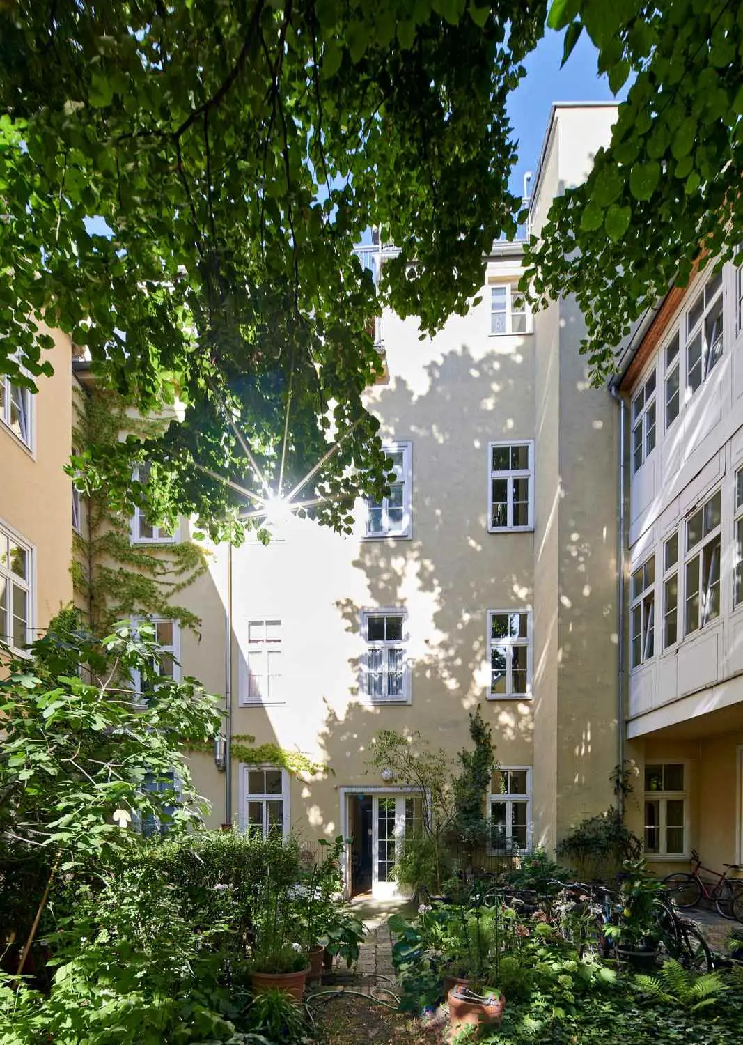 Klassisches Wiener Zinshaus mit ausgebautem Dachgeschoß in der Millergasse