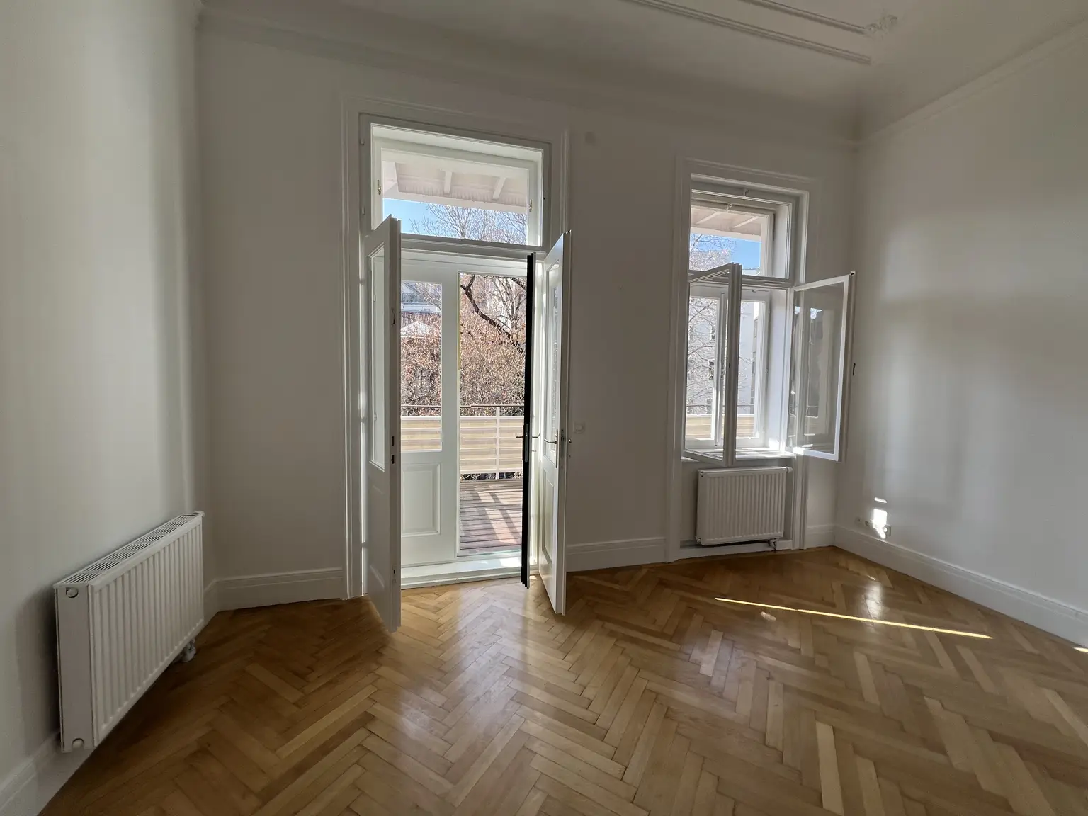 In Vorbereitung: Ansprechendes Apartment mit Terrasse und mit Blick in palais-artigen Garten / Exquisite apartment with terrace and view of the palatial garden