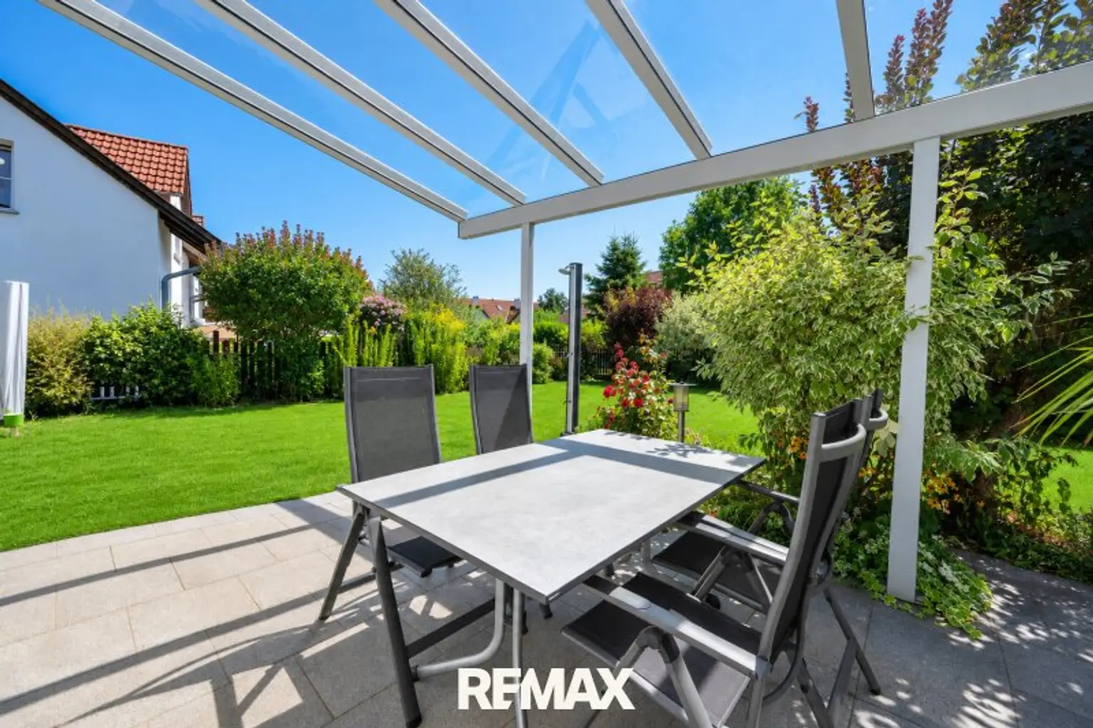 Terrasse mit Gartendusche