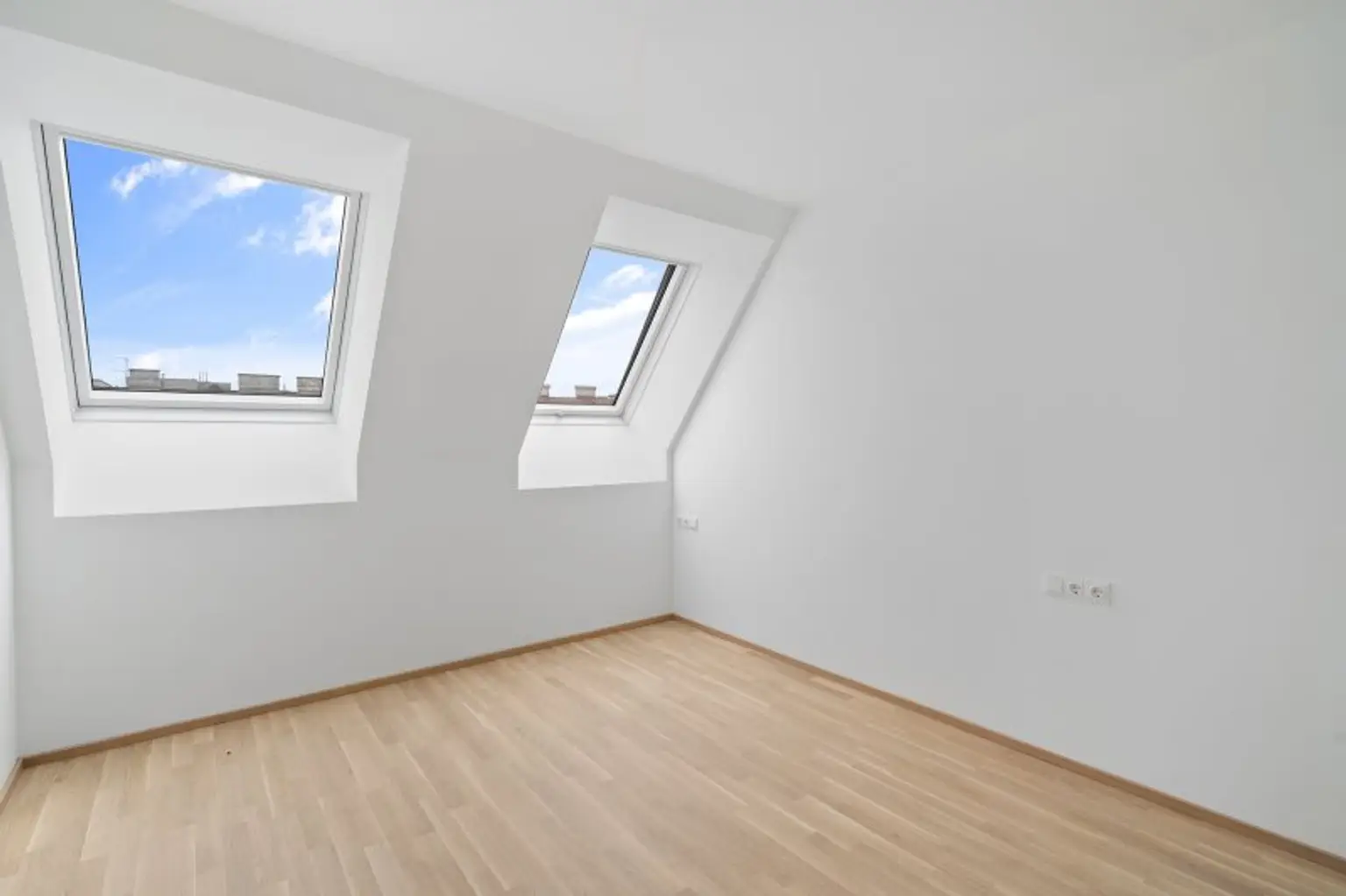 4-Zimmer-Dachgeschosswohnung (Massivbauweise) mit Terrasse und Dachterrasse in generalsaniertem Altbau