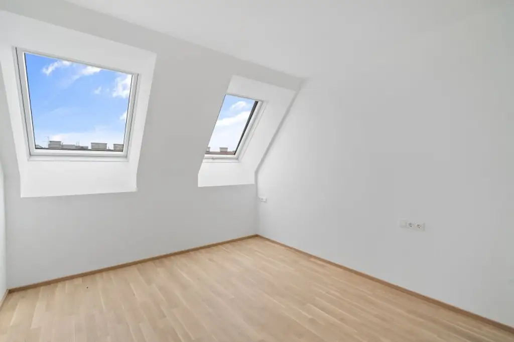 4-Zimmer-Dachgeschosswohnung (Massivbauweise) mit Terrasse und Dachterrasse in generalsaniertem Altbau
