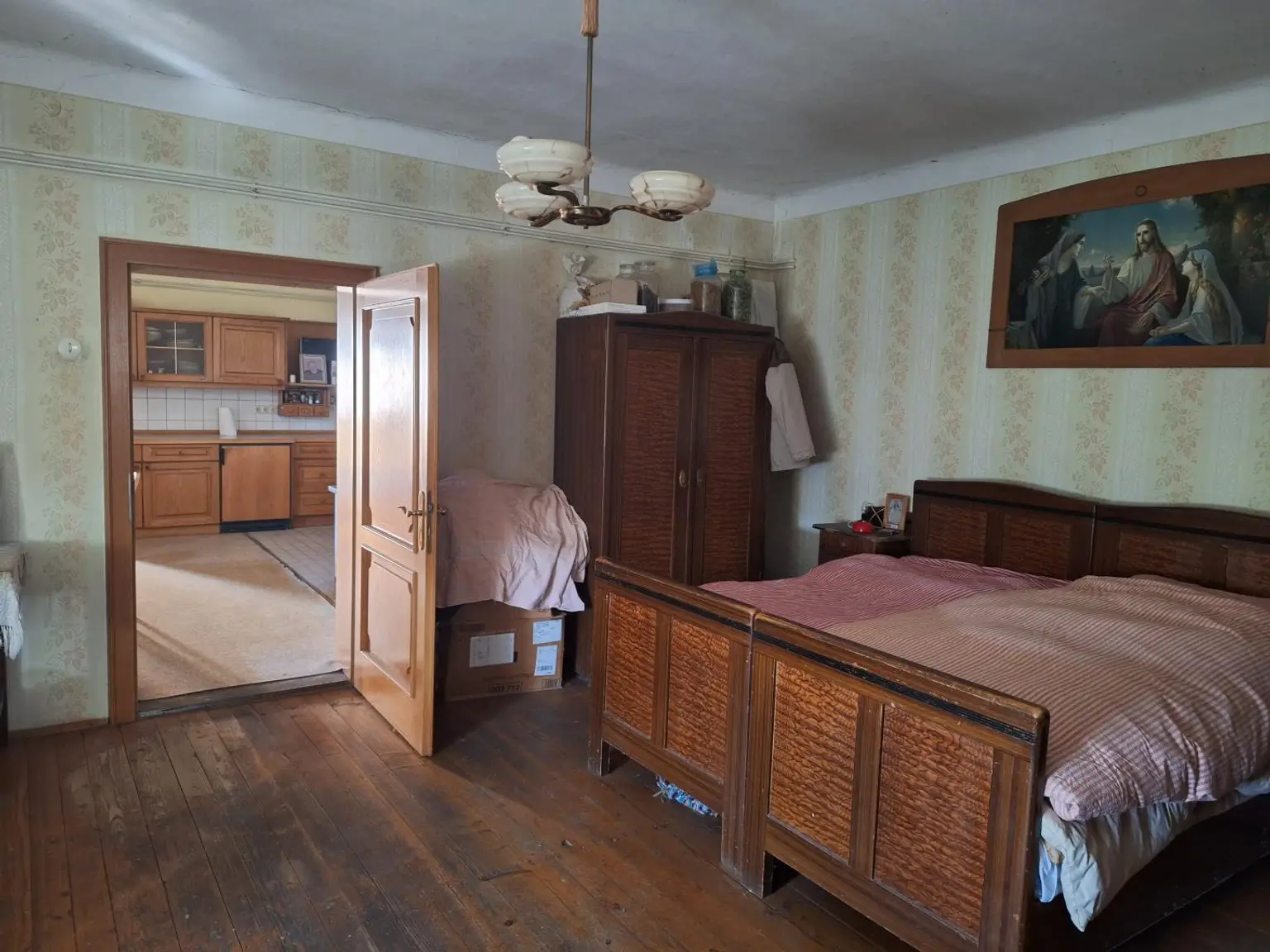 Schlafraum 1 mit Blick in die Stube