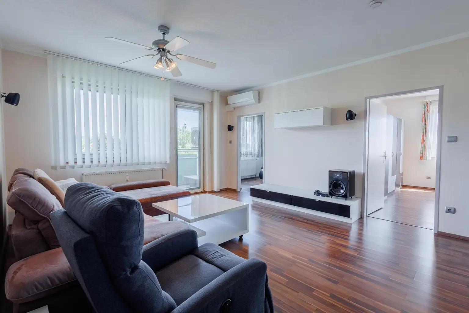 Komfortable 3-Zimmer-Wohnung mit Balkon, Tiefgarage und Klimaanlage