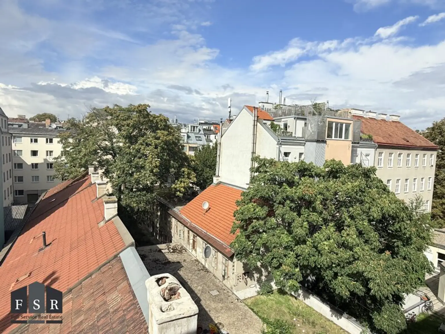 Lichtdurchflutete 4,5 Zimmer Wohnung - SANIERUNGSBEDÜRFTIG & BALKONANBAU möglich