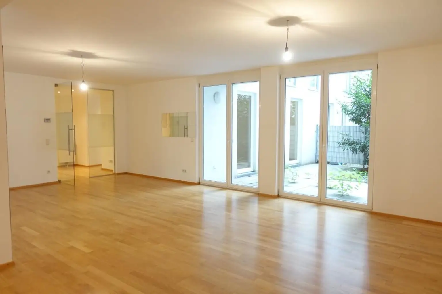 Wohnzimmer, Blick zur Terrasse