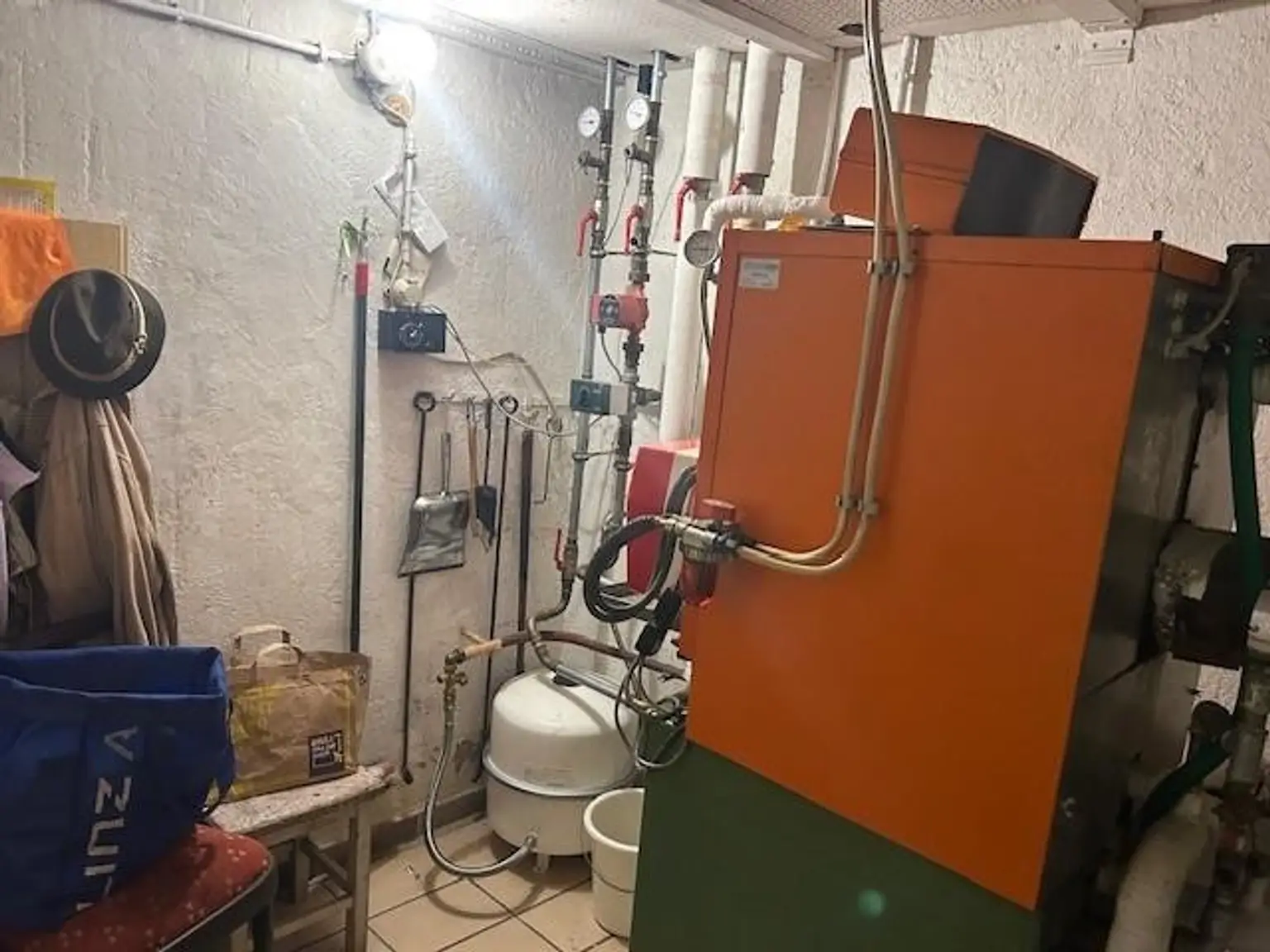 2 bis 3 Familienhaus mit Vollkeller,    mit  4 Garagen, Brunnen und Werkstatt  - sehr viel Wohnraum- 4 Bäder