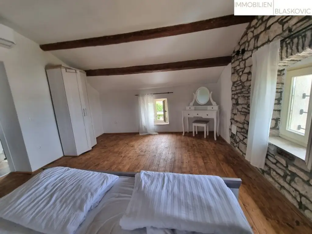 Juwel - Restauriertes Steinhaus mit Pool und Meerblick