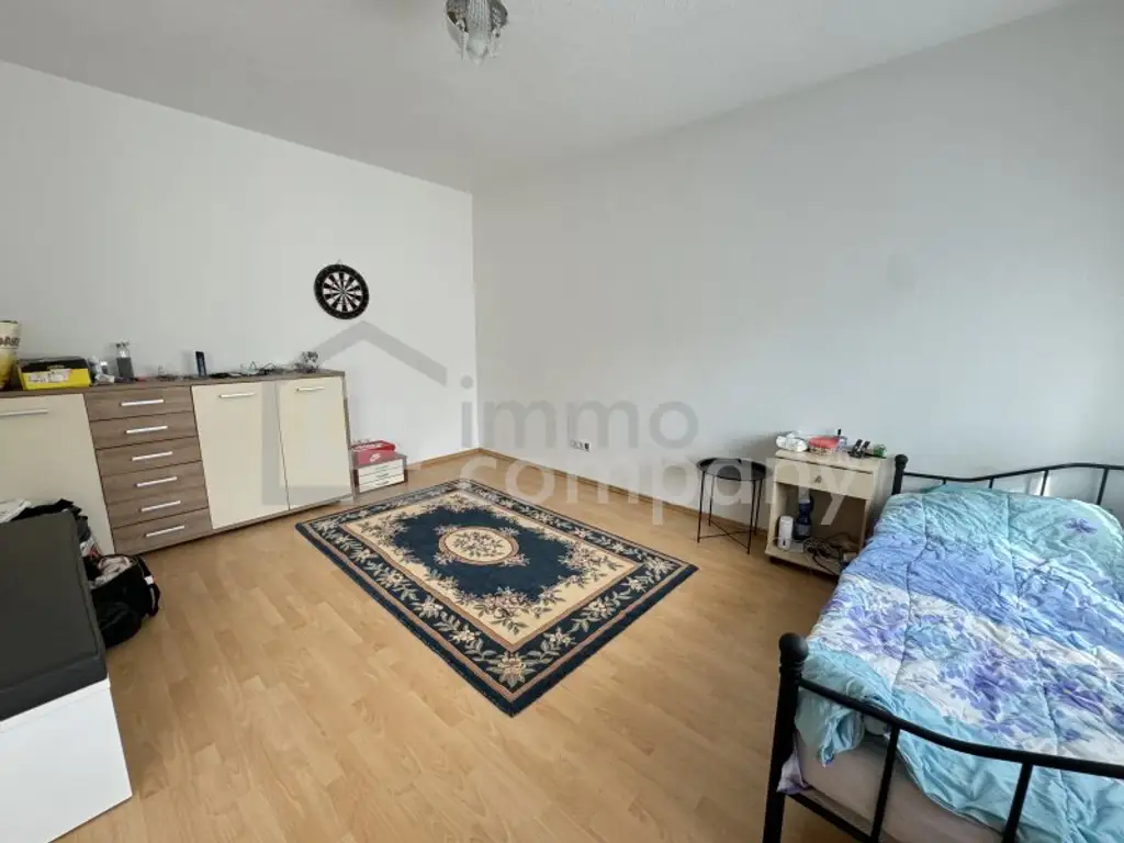 Riesenhaus nur mit Innenhof.... viel Platz - wenig Arbeit