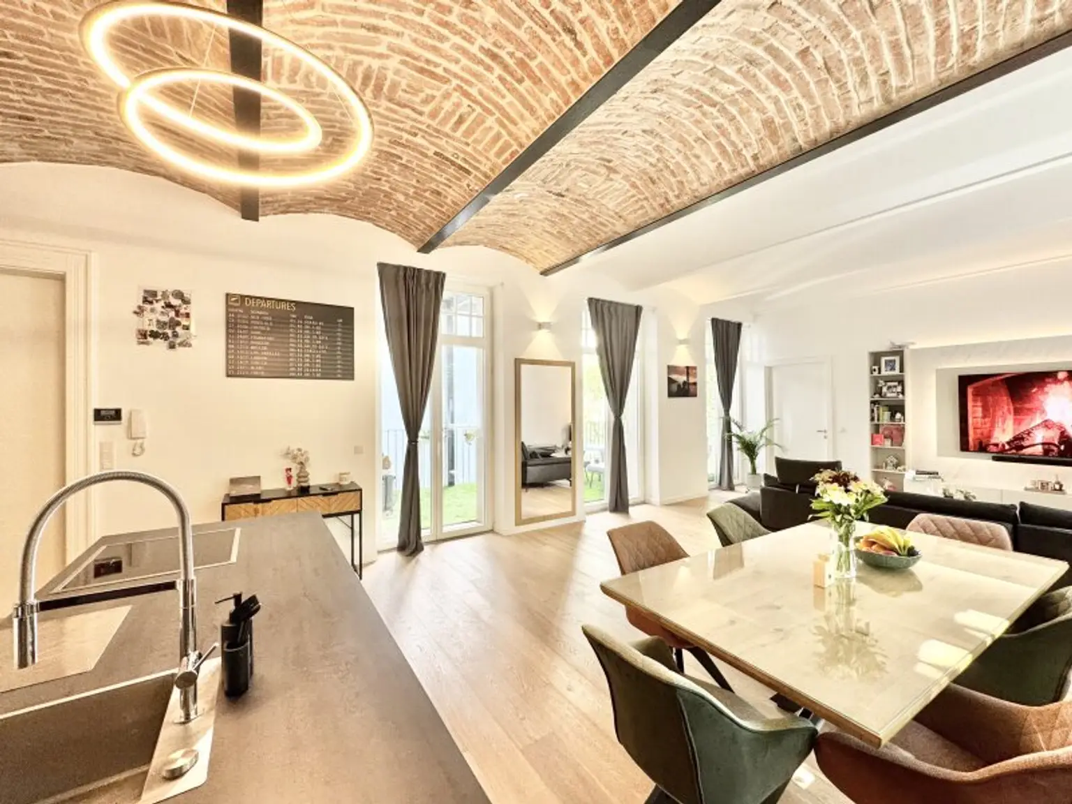 Einzigartiges LOFT in Hofruhelage | Traumhafte Immobilie mit großzügigem Balkon | Vollmöbliert bei Bedarf