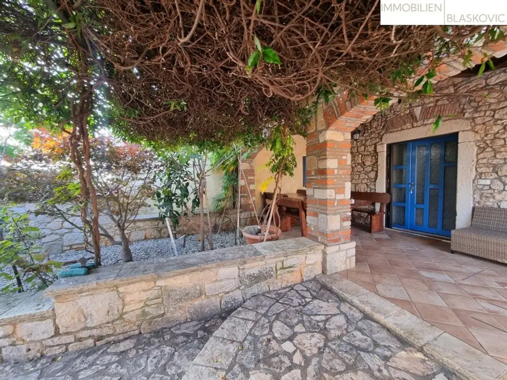 Porec Umgebung - Attraktives Steinhaus mit 2 Appartements und Pool/Wellness