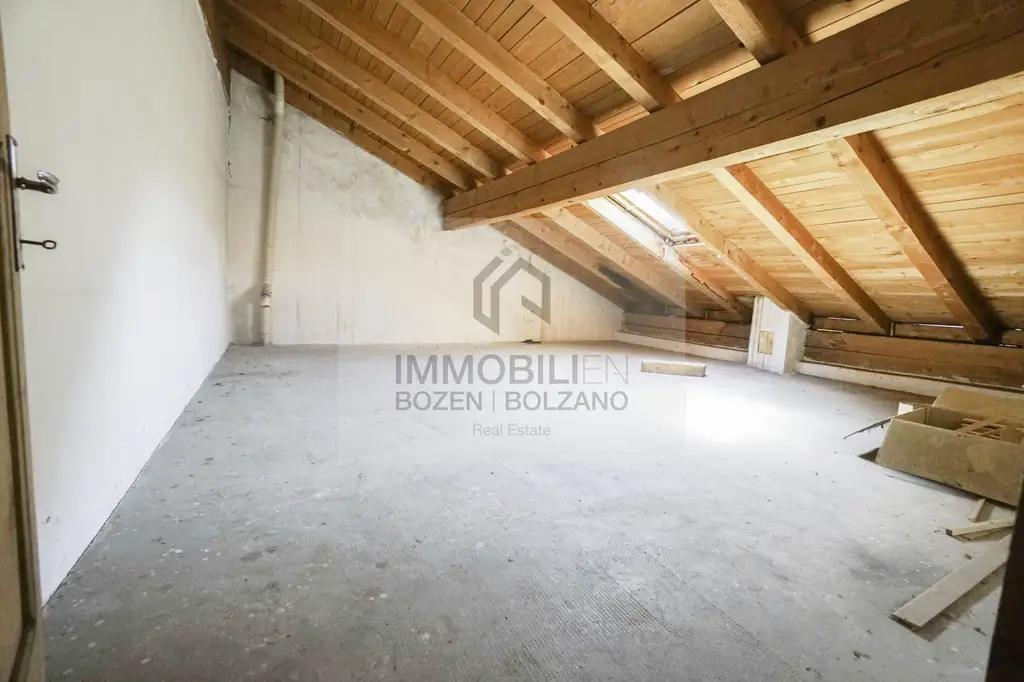 Wohnung mit Dachgeschoss in zentraler Lage in Branzoll zu verkaufen