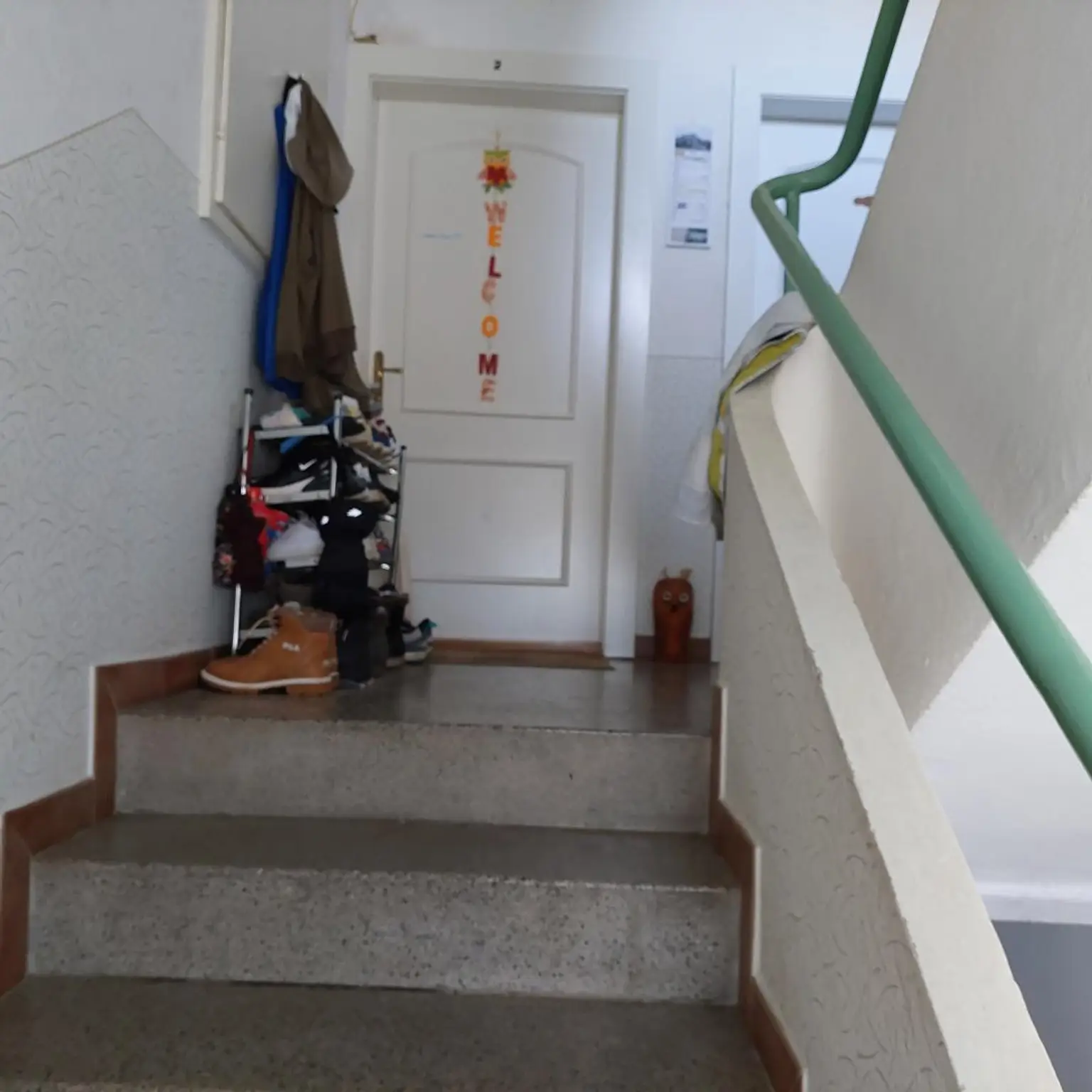 Mehrparteienhaus mit zwei Geschäftslokalen
