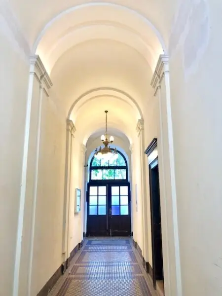 MIETWOHNUNG-INNENSTÄDTISCHE & EXQUISITE - PENTHOUSE- WOHNUNG-OHNE DACHSCHRÄGEN! mit 2,5-Zimmern in Top Lage - NASCHMARKT - 1060 WIEN!